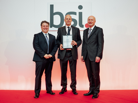 GE’s Colin Davidson receives the 1906 Award from the International Electrotechnical Commission (IEC) 