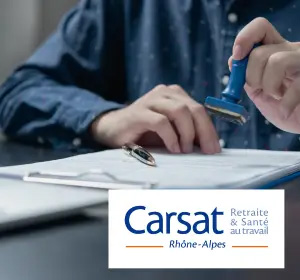 Logo Carsat + tampon pour valider nos formations aux habilitations électriques BT, HTA et HTB.