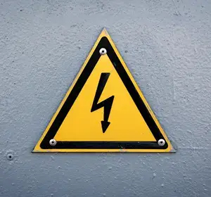 Panneau de signalisation “électricité haute tension”, interdiction d’accès sauf personnel habilité en BT, HTA ou HTB.